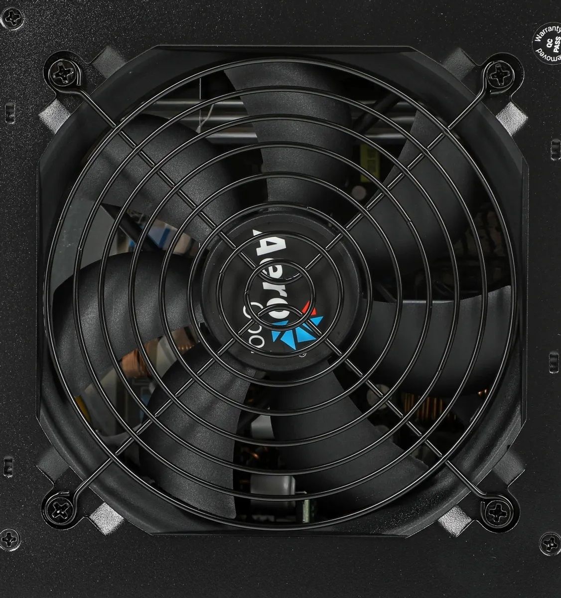 Блок питания AeroCool KCAS PLUS-700W (небольшой скол в углу)